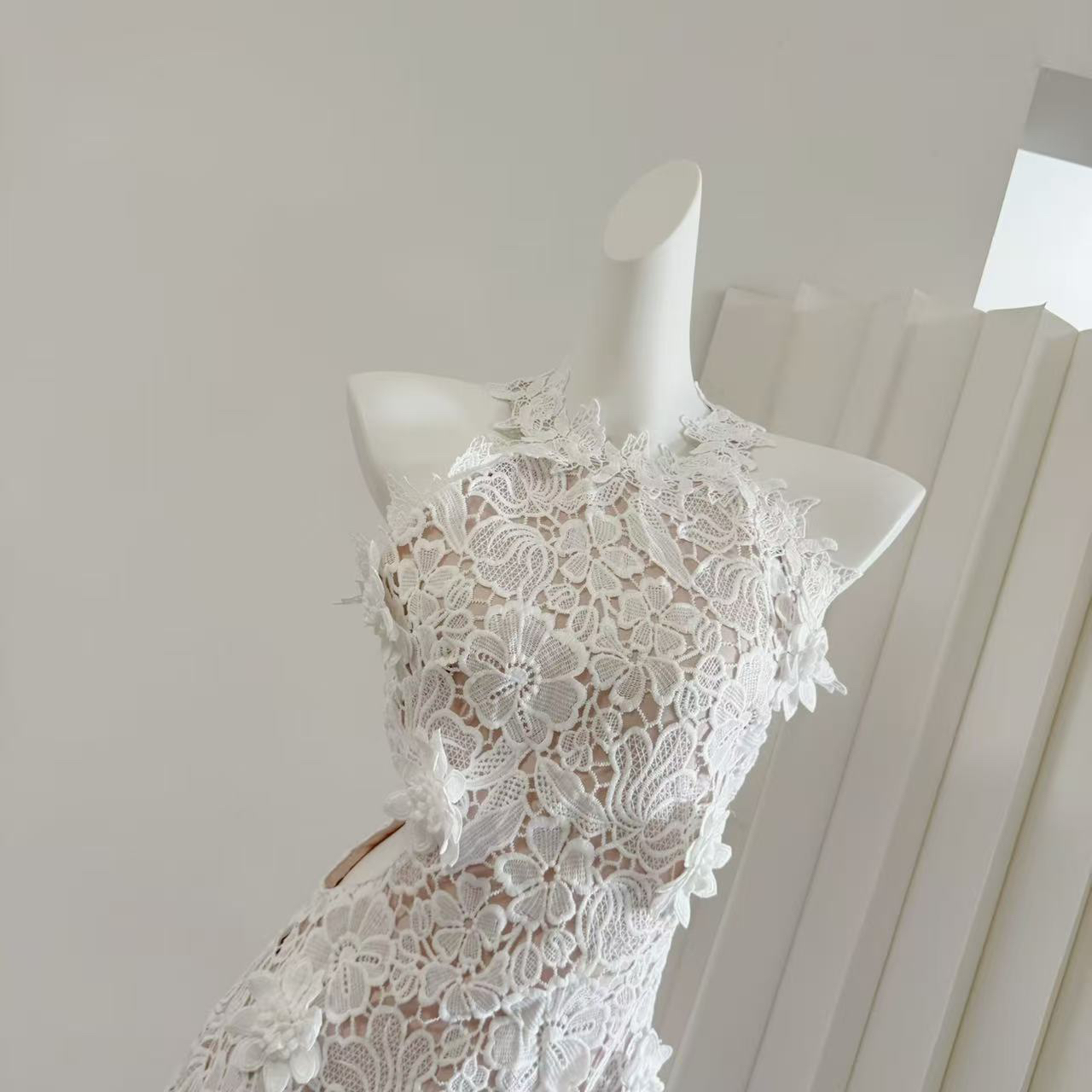 Qiauuu 3D Floral Water-Soluble Lace Embroidered Halter Short Dress for Women - Image 3